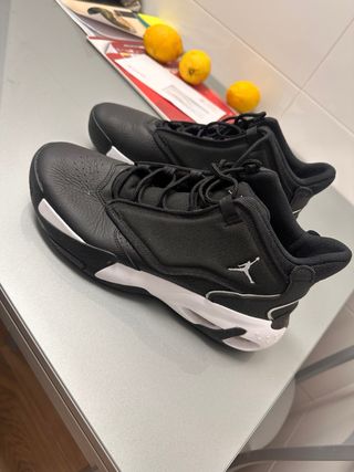 Zapatillas Jordan Negras y Blancas