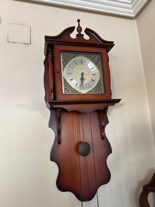 Reloj de pared antiguo de madera