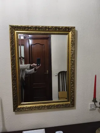 Aparador de madera con espejo