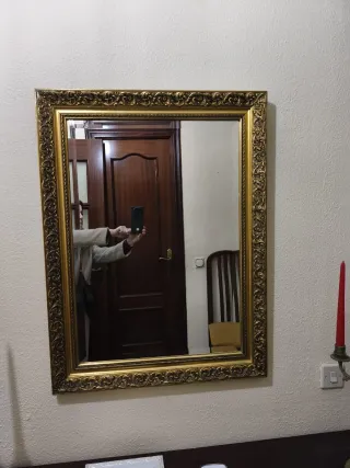 Aparador de madera con espejo