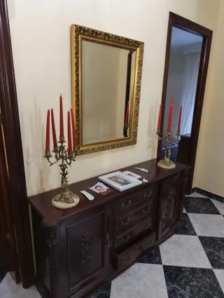 Aparador de madera con espejo