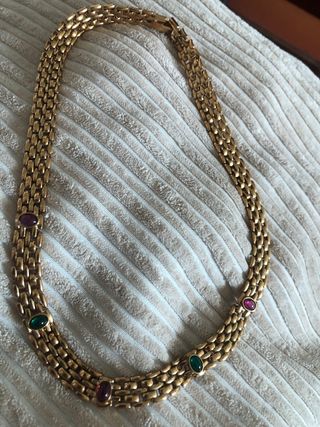 Gargantilla dorada con piedras de colores