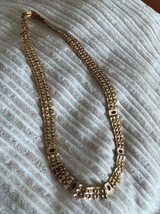 Gargantilla dorada con piedras de colores