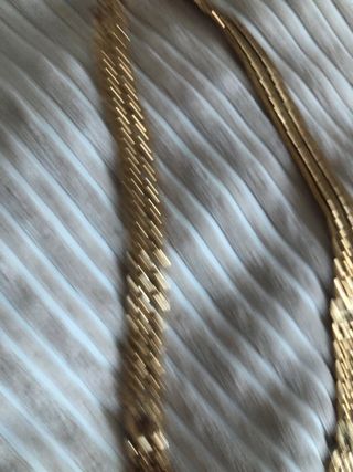 Gargantilla dorada con piedras de colores