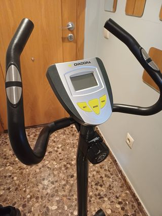 Bicicleta Estática Diadora Negra y Amarilla