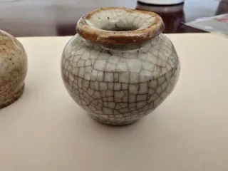 Due piccoli vasi cinesi in ceramica, altezza 5 cm