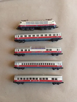 Lote Locomotora y 4 Vagones