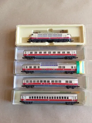 Lote Locomotora y 4 Vagones