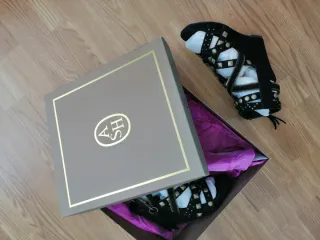 Sandalias ASH negras con tachuelas doradas