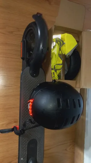 Monopatín Eléctrico Xiaomi Mi. Con casco con luces