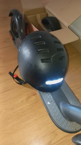 Monopatín Eléctrico Xiaomi Mi. Con casco con luces