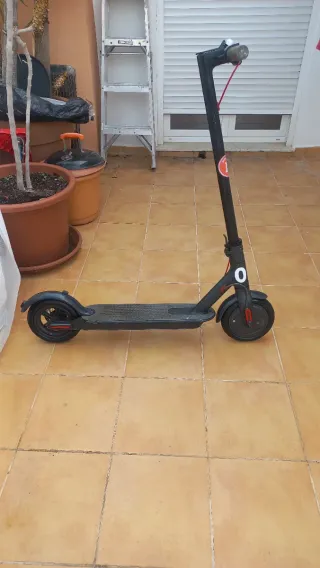 Monopatín Eléctrico Xiaomi Mi. Con casco con luces