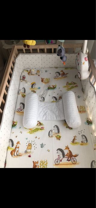 Cuna de bebé con estampado infantil