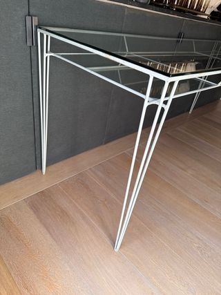 Mesa escritorio de cristal y estructura metálica