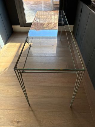Mesa escritorio de cristal y estructura metálica