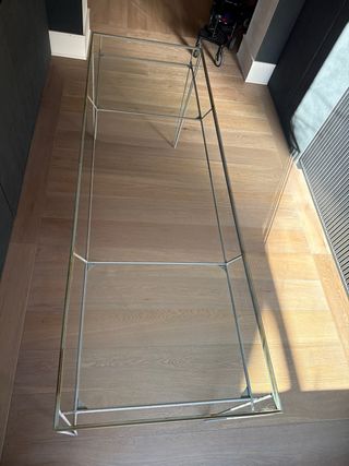 Mesa escritorio de cristal y estructura metálica