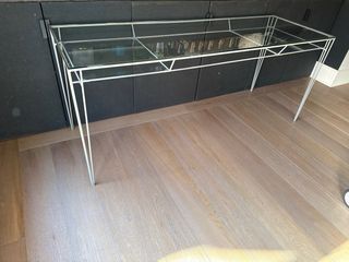 Mesa escritorio de cristal y estructura metálica