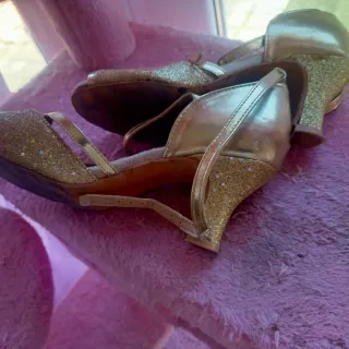Zapatos de baile latino dorados