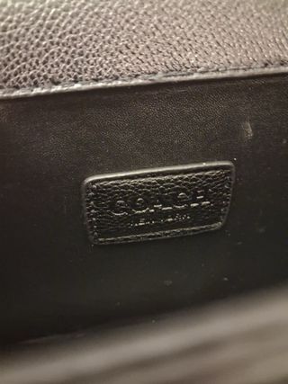 Mala Coach preta com fecho C dourado