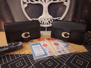 Mala Coach preta com fecho C dourado