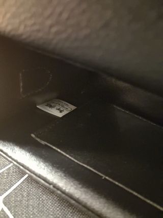 Mala Coach preta com fecho C dourado