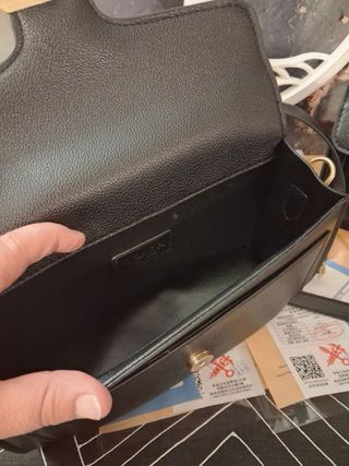 Mala Coach preta com fecho C dourado