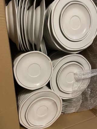 123 Platos blancos con borde dorado