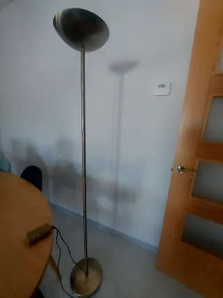 Lámpara de pie salón dorada metal