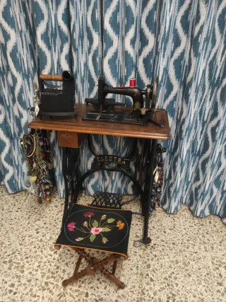 Máquina de coser antigua Electra