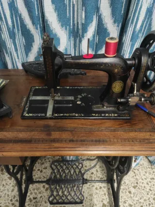 Máquina de coser antigua Electra