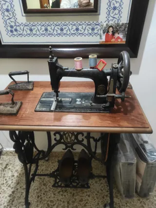 Máquina de coser antigua Electra