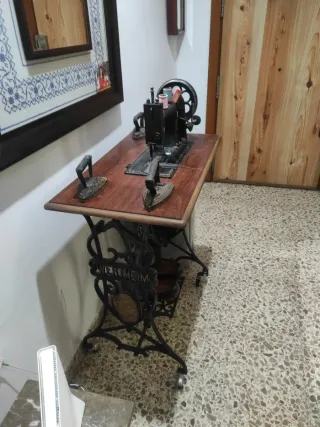 Máquina de coser antigua Electra