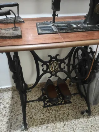 Máquina de coser antigua Electra