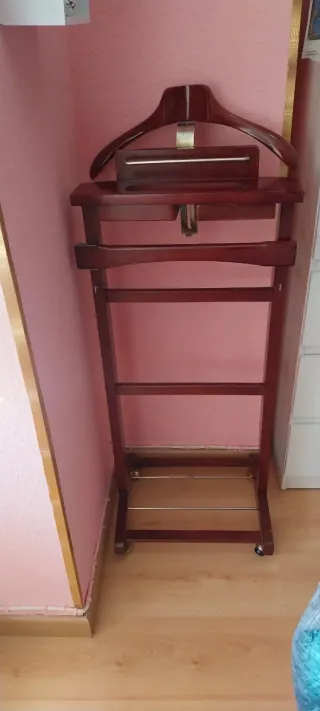 Perchero de pie de madera y metal