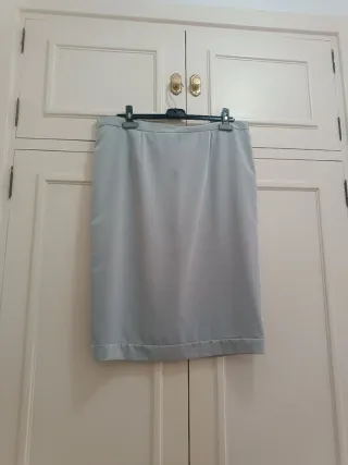 Elegante traje de chaqueta de fiesta gris plateada