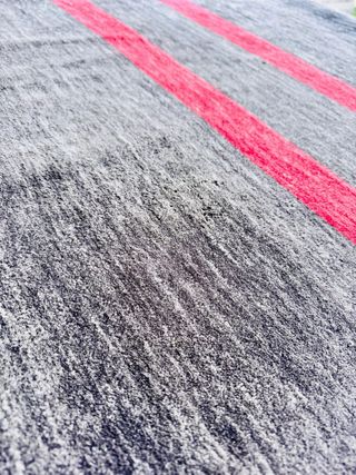 Alfombra grande 240x170 gris con rayas rojas