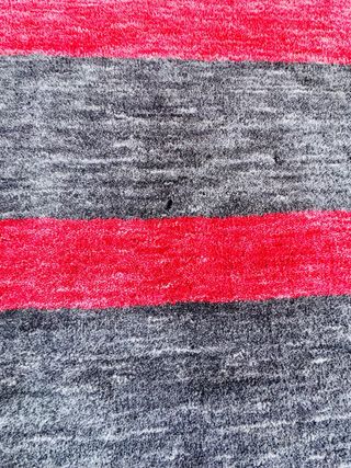 Alfombra grande 240x170 gris con rayas rojas