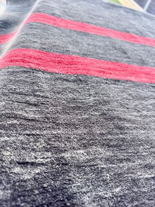 Alfombra grande 240x170 gris con rayas rojas