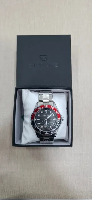 Reloj SKYLINE con bisel rojo y plateado