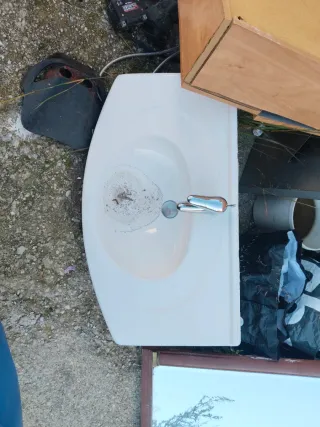 Lavabo de cerámica blanco con grifo