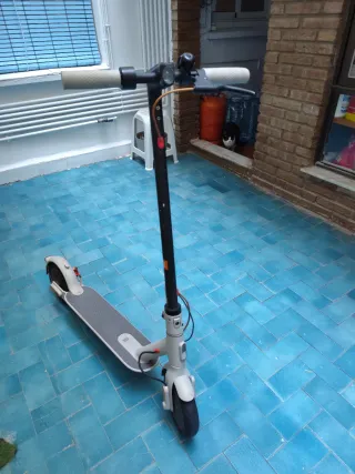 Patinete Xiaomi 3 con cargador y casco