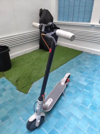 Patinete Xiaomi 3 con cargador y casco