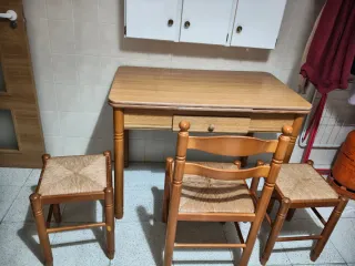 Mesa cocina con 2 taburetes y 1 silla