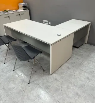 Tavolo da ufficio L e sedie