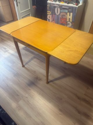 Mesa extensible con 4 sillas