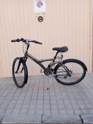 Bicicleta , más accesorios de regalo,casco,cesta.