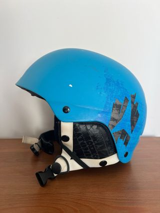 Casco azul talla S. Atomic.