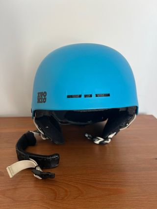 Casco azul talla S. Atomic.