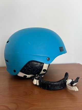 Casco azul talla S. Atomic.
