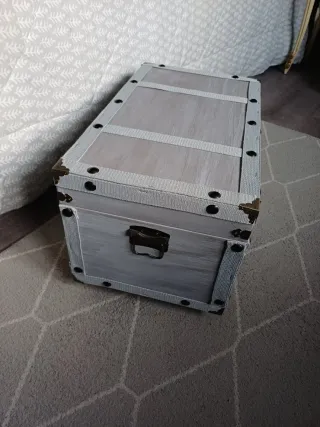 Baúl de madera con tachuelas